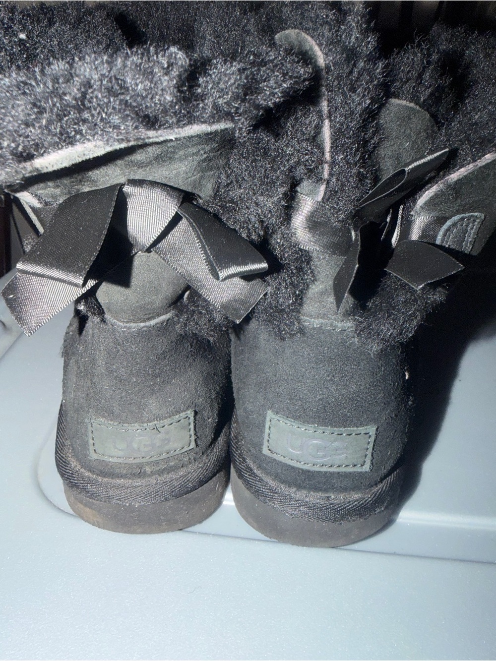 UGG Woman’s black Bow-Back Shearling Boots